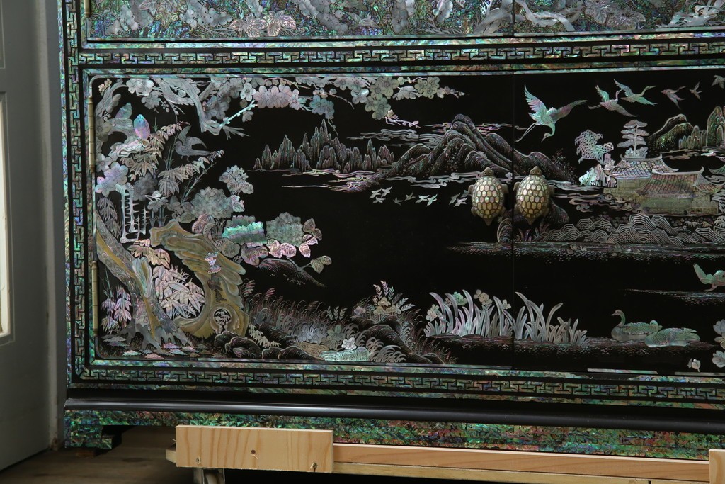 中古　最高級クラスの逸品!!　多彩なモチーフを煌びやかな螺鈿細工で表現した組み立て式3連ワードローブ　定価約850万円　(R-085768)