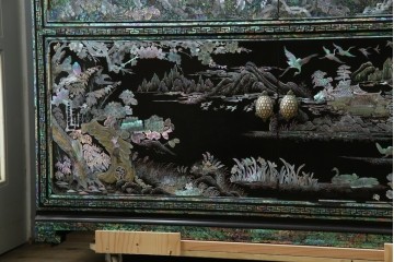 中古　最高級クラスの逸品!!　多彩なモチーフを煌びやかな螺鈿細工で表現した組み立て式3連ワードローブ　定価約850万円　(R-085768)