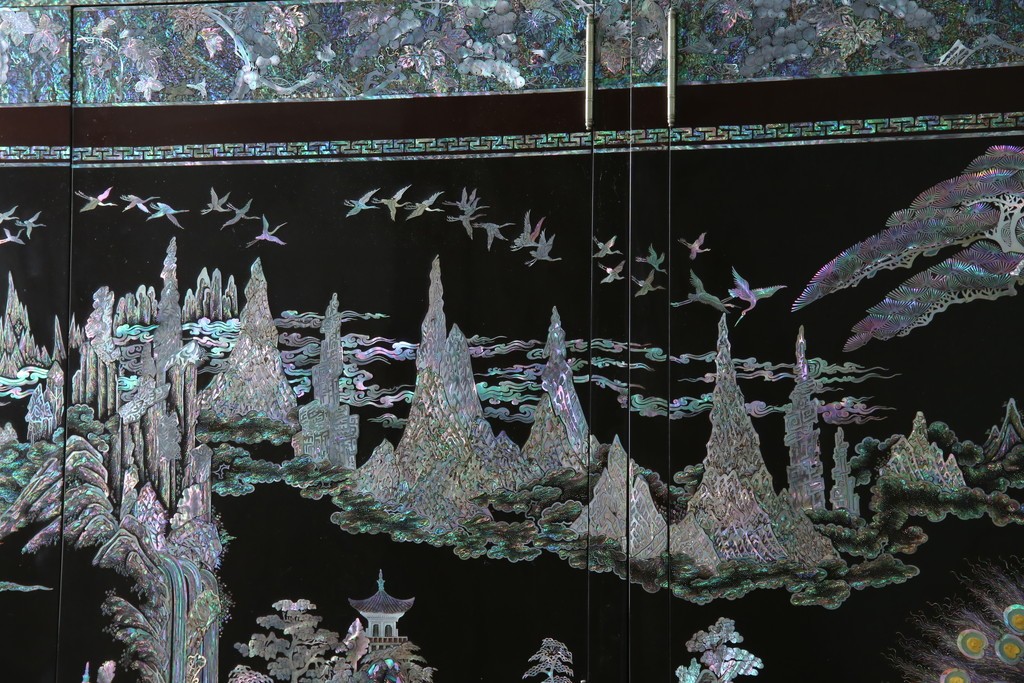 中古　最高級クラスの逸品!!　多彩なモチーフを煌びやかな螺鈿細工で表現した組み立て式3連ワードローブ　定価約850万円　(R-085768)