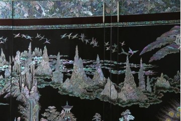 中古　最高級クラスの逸品!!　多彩なモチーフを煌びやかな螺鈿細工で表現した組み立て式3連ワードローブ　定価約850万円　(R-085768)