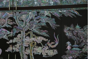 中古　最高級クラスの逸品!!　多彩なモチーフを煌びやかな螺鈿細工で表現した組み立て式3連ワードローブ　定価約850万円　(R-085768)