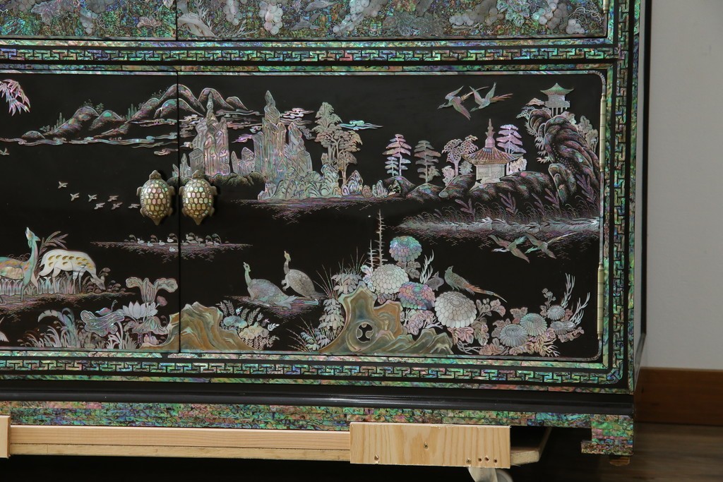 中古　最高級クラスの逸品!!　多彩なモチーフを煌びやかな螺鈿細工で表現した組み立て式3連ワードローブ　定価約850万円　(R-085768)