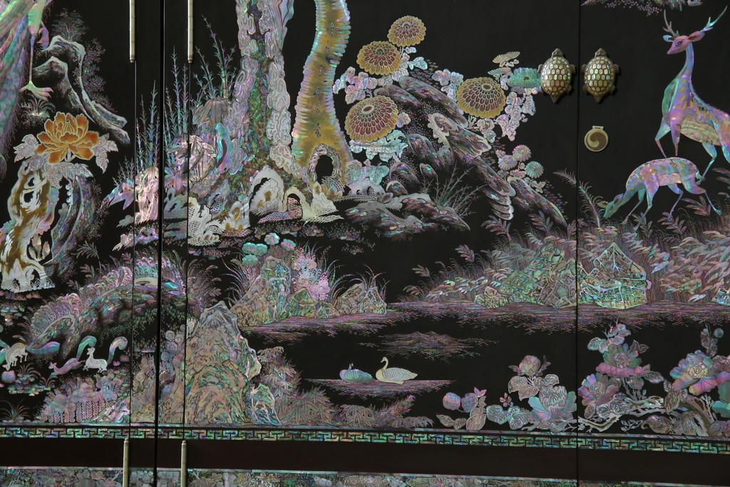 中古　最高級クラスの逸品!!　多彩なモチーフを煌びやかな螺鈿細工で表現した組み立て式3連ワードローブ　定価約850万円　(R-085768)