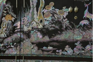 中古　最高級クラスの逸品!!　多彩なモチーフを煌びやかな螺鈿細工で表現した組み立て式3連ワードローブ　定価約850万円　(R-085768)