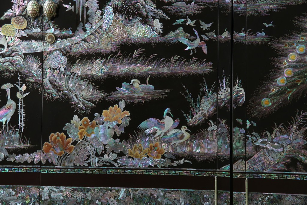 中古　最高級クラスの逸品!!　多彩なモチーフを煌びやかな螺鈿細工で表現した組み立て式3連ワードローブ　定価約850万円　(R-085768)