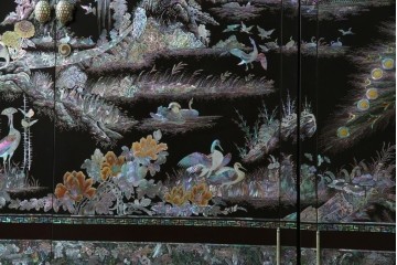 中古　最高級クラスの逸品!!　多彩なモチーフを煌びやかな螺鈿細工で表現した組み立て式3連ワードローブ　定価約850万円　(R-085768)