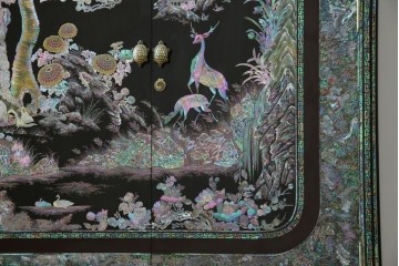 中古　最高級クラスの逸品!!　多彩なモチーフを煌びやかな螺鈿細工で表現した組み立て式3連ワードローブ　定価約850万円　(R-085768)