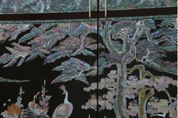 中古　最高級クラスの逸品!!　多彩なモチーフを煌びやかな螺鈿細工で表現した組み立て式3連ワードローブ　定価約850万円　(R-085768)