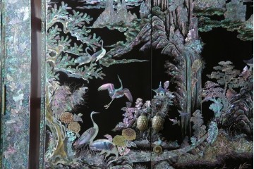 中古　最高級クラスの逸品!!　多彩なモチーフを煌びやかな螺鈿細工で表現した組み立て式3連ワードローブ　定価約850万円　(R-085768)