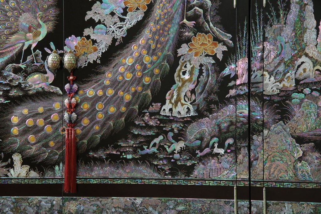 中古　最高級クラスの逸品!!　多彩なモチーフを煌びやかな螺鈿細工で表現した組み立て式3連ワードローブ　定価約850万円　(R-085768)