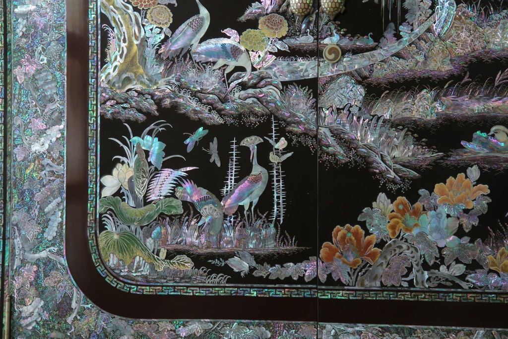 中古　最高級クラスの逸品!!　多彩なモチーフを煌びやかな螺鈿細工で表現した組み立て式3連ワードローブ　定価約850万円　(R-085768)