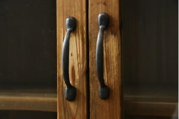 中古　美品　CRASH GATE(クラッシュゲート)取り扱い　Knot antiques(ノットアンティークス)　古材の素材感がおしゃれなガラス扉のサイドボード　(R-085770)