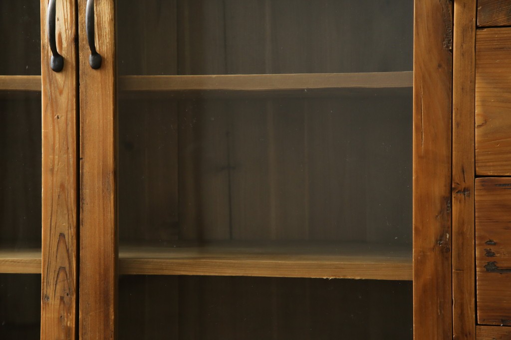 中古　美品　CRASH GATE(クラッシュゲート)取り扱い　Knot antiques(ノットアンティークス)　古材の素材感がおしゃれなガラス扉のサイドボード　(R-085770)