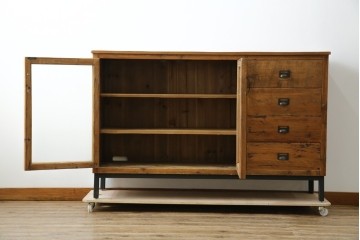 中古　美品　CRASH GATE(クラッシュゲート)取り扱い　Knot antiques(ノットアンティークス)　古材の素材感がおしゃれなガラス扉のサイドボード　(R-085770)