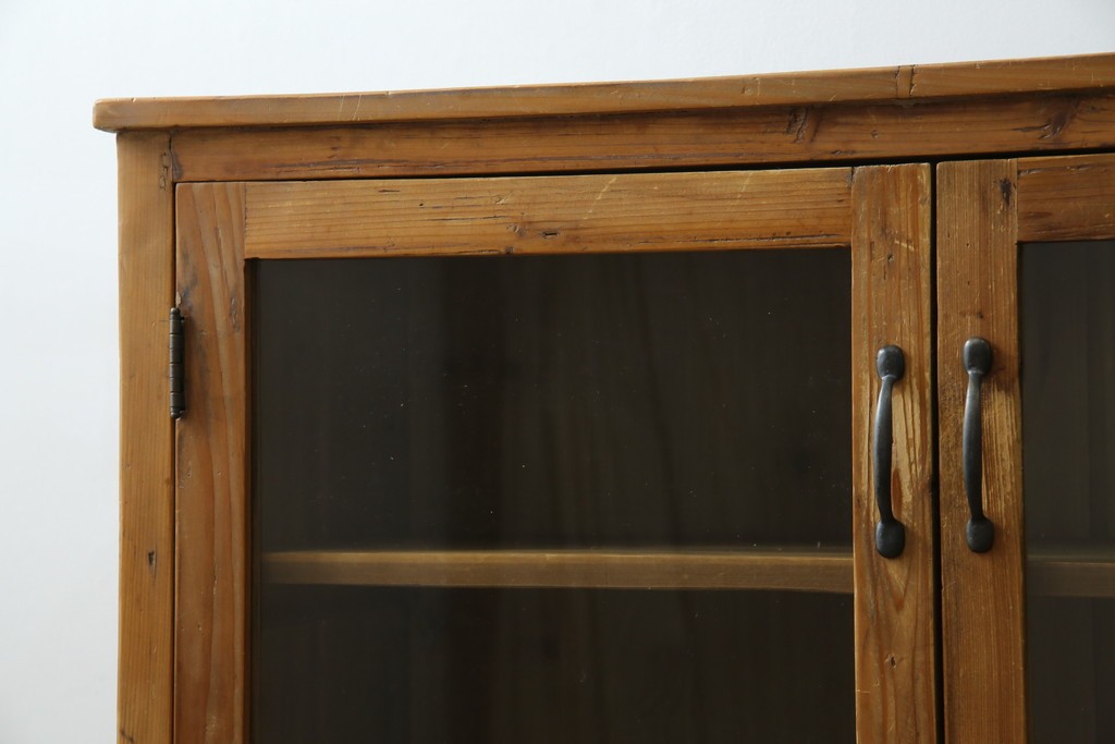 中古　美品　CRASH GATE(クラッシュゲート)取り扱い　Knot antiques(ノットアンティークス)　古材の素材感がおしゃれなガラス扉のサイドボード　(R-085770)