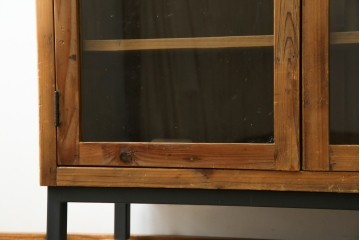 中古　美品　CRASH GATE(クラッシュゲート)取り扱い　Knot antiques(ノットアンティークス)　古材の素材感がおしゃれなガラス扉のサイドボード　(R-085770)