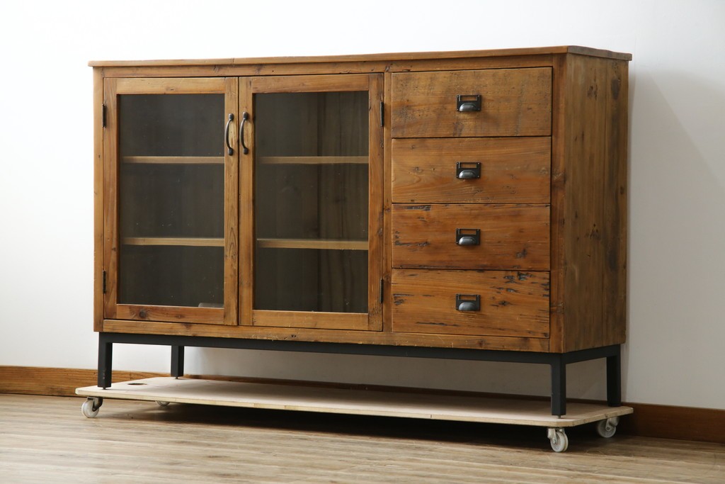 中古　美品　CRASH GATE(クラッシュゲート)取り扱い　Knot antiques(ノットアンティークス)　古材の素材感がおしゃれなガラス扉のサイドボード　(R-085770)