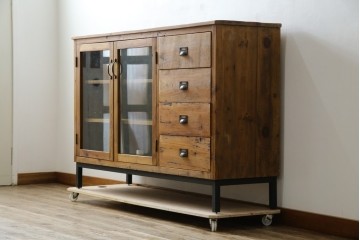 中古　美品　CRASH GATE(クラッシュゲート)取り扱い　Knot antiques(ノットアンティークス)　古材の素材感がおしゃれなガラス扉のサイドボード　(R-085770)