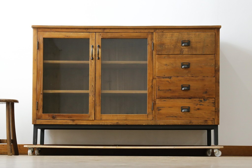 中古　美品　CRASH GATE(クラッシュゲート)取り扱い　Knot antiques(ノットアンティークス)　古材の素材感がおしゃれなガラス扉のサイドボード　(R-085770)