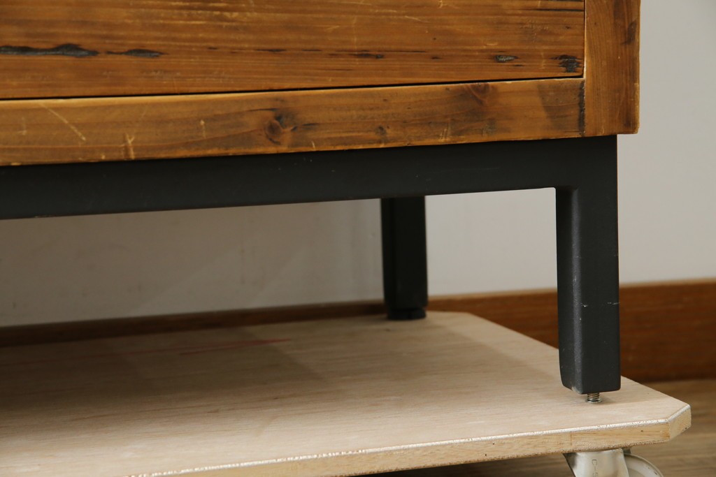 中古　美品　CRASH GATE(クラッシュゲート)取り扱い　Knot antiques(ノットアンティークス)　古材の素材感がおしゃれなガラス扉のサイドボード　(R-085770)