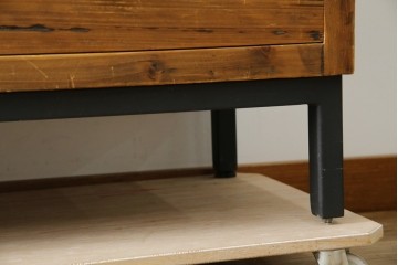 中古　美品　CRASH GATE(クラッシュゲート)取り扱い　Knot antiques(ノットアンティークス)　古材の素材感がおしゃれなガラス扉のサイドボード　(R-085770)