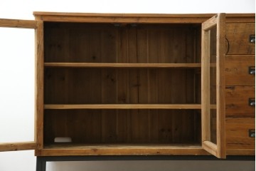 中古　美品　CRASH GATE(クラッシュゲート)取り扱い　Knot antiques(ノットアンティークス)　古材の素材感がおしゃれなガラス扉のサイドボード　(R-085770)