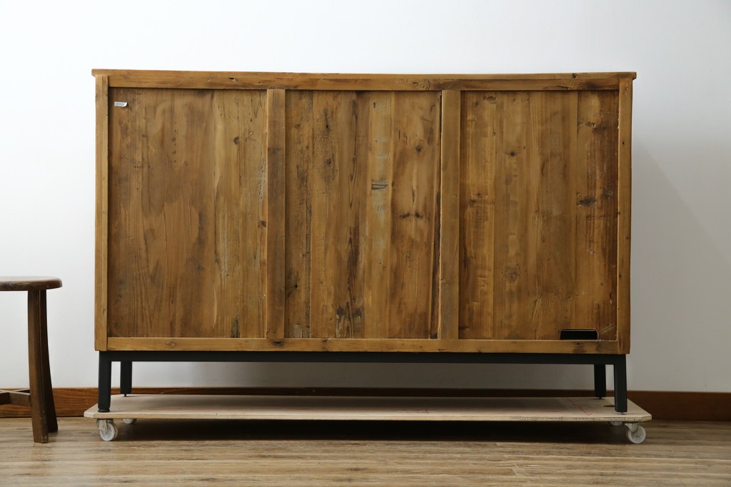 中古　美品　CRASH GATE(クラッシュゲート)取り扱い　Knot antiques(ノットアンティークス)　古材の素材感がおしゃれなガラス扉のサイドボード　(R-085770)