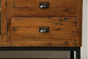 中古　美品　CRASH GATE(クラッシュゲート)取り扱い　Knot antiques(ノットアンティークス)　古材の素材感がおしゃれなガラス扉のサイドボード　(R-085770)