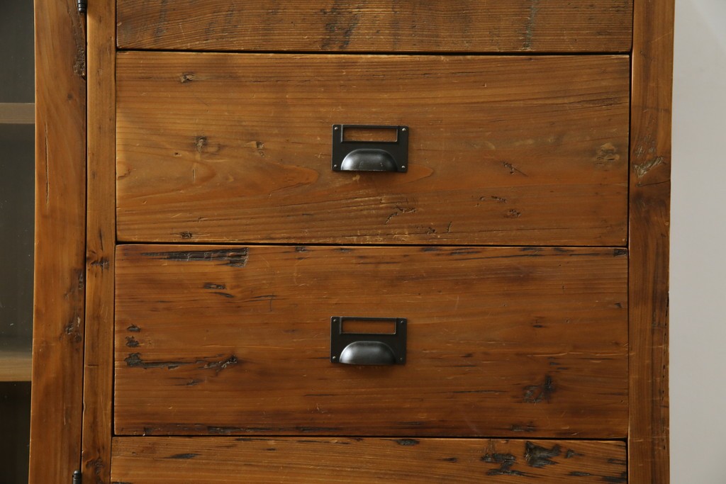 中古　美品　CRASH GATE(クラッシュゲート)取り扱い　Knot antiques(ノットアンティークス)　古材の素材感がおしゃれなガラス扉のサイドボード　(R-085770)