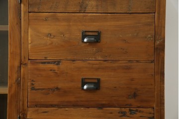 中古　美品　CRASH GATE(クラッシュゲート)取り扱い　Knot antiques(ノットアンティークス)　古材の素材感がおしゃれなガラス扉のサイドボード　(R-085770)