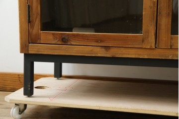 中古　美品　CRASH GATE(クラッシュゲート)取り扱い　Knot antiques(ノットアンティークス)　古材の素材感がおしゃれなガラス扉のサイドボード　(R-085770)