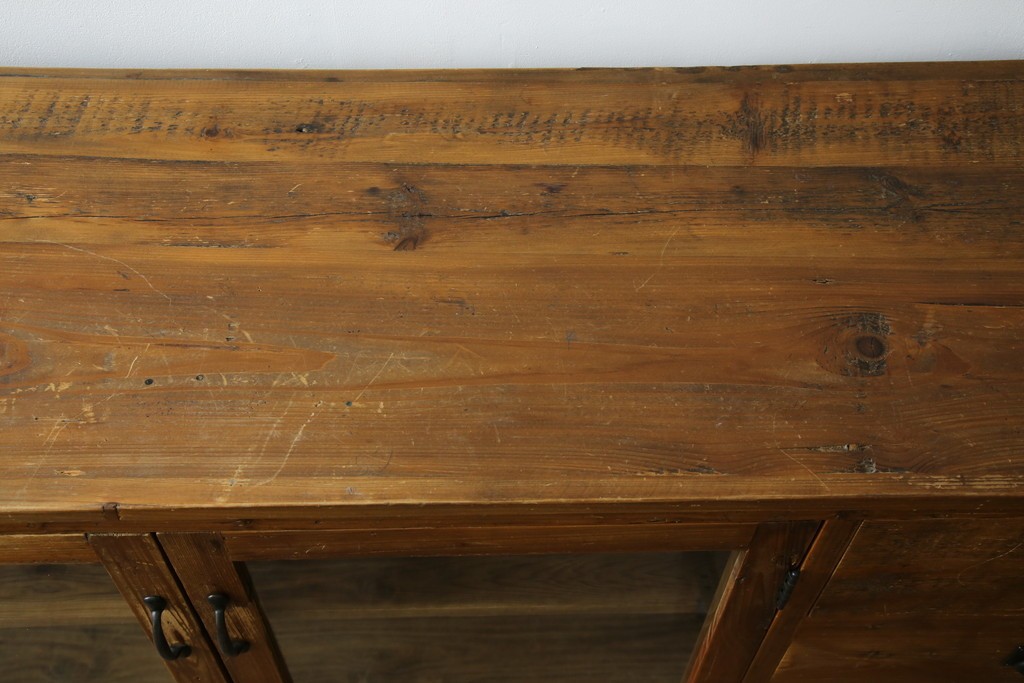 中古　美品　CRASH GATE(クラッシュゲート)取り扱い　Knot antiques(ノットアンティークス)　古材の素材感がおしゃれなガラス扉のサイドボード　(R-085770)