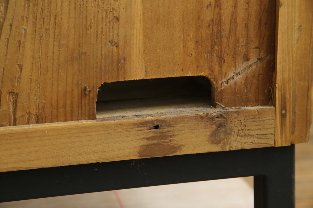 中古　美品　CRASH GATE(クラッシュゲート)取り扱い　Knot antiques(ノットアンティークス)　古材の素材感がおしゃれなガラス扉のサイドボード　(R-085770)