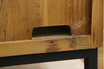 中古　美品　CRASH GATE(クラッシュゲート)取り扱い　Knot antiques(ノットアンティークス)　古材の素材感がおしゃれなガラス扉のサイドボード　(R-085770)