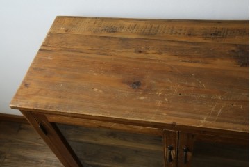 中古　美品　CRASH GATE(クラッシュゲート)取り扱い　Knot antiques(ノットアンティークス)　古材の素材感がおしゃれなガラス扉のサイドボード　(R-085770)