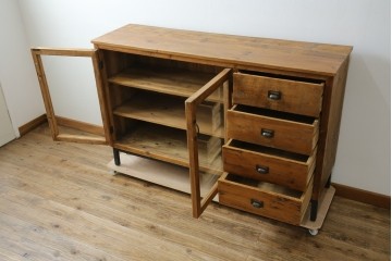 中古　美品　CRASH GATE(クラッシュゲート)取り扱い　Knot antiques(ノットアンティークス)　古材の素材感がおしゃれなガラス扉のサイドボード　(R-085770)