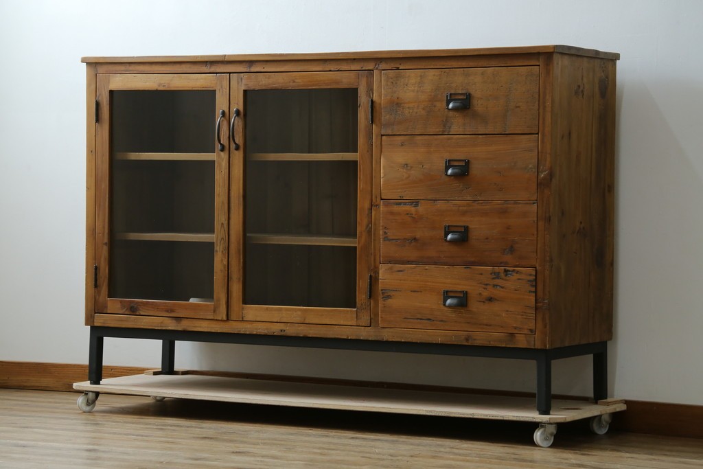 中古　美品　CRASH GATE(クラッシュゲート)取り扱い　Knot antiques(ノットアンティークス)　スギ材　古材の素材感がおしゃれなガラス扉のサイドボード　(R-085770)