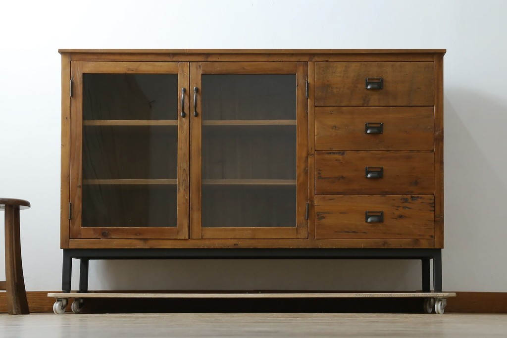 中古　美品　CRASH GATE(クラッシュゲート)取り扱い　Knot antiques(ノットアンティークス)　スギ材　古材の素材感がおしゃれなガラス扉のサイドボード　(R-085770)