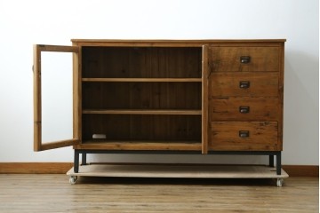 中古　美品　CRASH GATE(クラッシュゲート)取り扱い　Knot antiques(ノットアンティークス)　スギ材　古材の素材感がおしゃれなガラス扉のサイドボード　(R-085770)