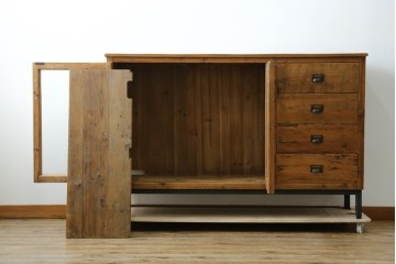 中古　美品　CRASH GATE(クラッシュゲート)取り扱い　Knot antiques(ノットアンティークス)　スギ材　古材の素材感がおしゃれなガラス扉のサイドボード　(R-085770)