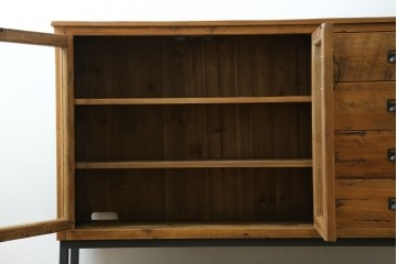 中古　美品　CRASH GATE(クラッシュゲート)取り扱い　Knot antiques(ノットアンティークス)　スギ材　古材の素材感がおしゃれなガラス扉のサイドボード　(R-085770)