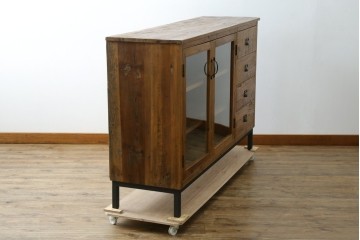 中古　美品　CRASH GATE(クラッシュゲート)取り扱い　Knot antiques(ノットアンティークス)　スギ材　古材の素材感がおしゃれなガラス扉のサイドボード　(R-085770)