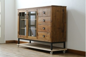 中古　美品　CRASH GATE(クラッシュゲート)取り扱い　Knot antiques(ノットアンティークス)　スギ材　古材の素材感がおしゃれなガラス扉のサイドボード　(R-085770)