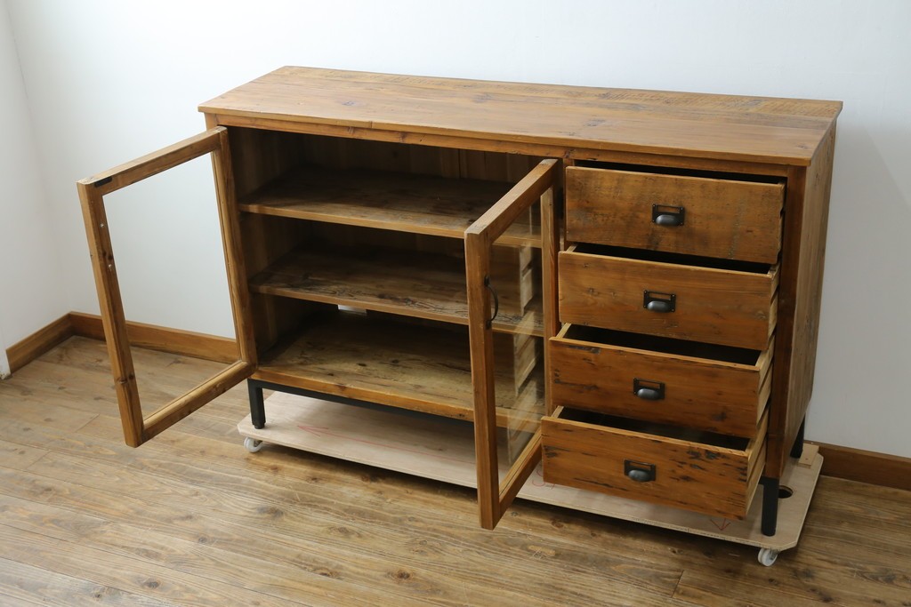 中古　美品　CRASH GATE(クラッシュゲート)取り扱い　Knot antiques(ノットアンティークス)　スギ材　古材の素材感がおしゃれなガラス扉のサイドボード　(R-085770)