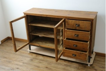 中古　美品　CRASH GATE(クラッシュゲート)取り扱い　Knot antiques(ノットアンティークス)　スギ材　古材の素材感がおしゃれなガラス扉のサイドボード　(R-085770)