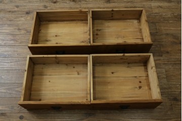 中古　美品　CRASH GATE(クラッシュゲート)取り扱い　Knot antiques(ノットアンティークス)　スギ材　古材の素材感がおしゃれなガラス扉のサイドボード　(R-085770)