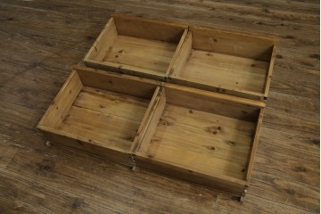 中古　美品　CRASH GATE(クラッシュゲート)取り扱い　Knot antiques(ノットアンティークス)　スギ材　古材の素材感がおしゃれなガラス扉のサイドボード　(R-085770)