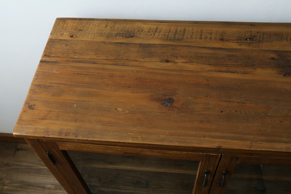 中古　美品　CRASH GATE(クラッシュゲート)取り扱い　Knot antiques(ノットアンティークス)　スギ材　古材の素材感がおしゃれなガラス扉のサイドボード　(R-085770)