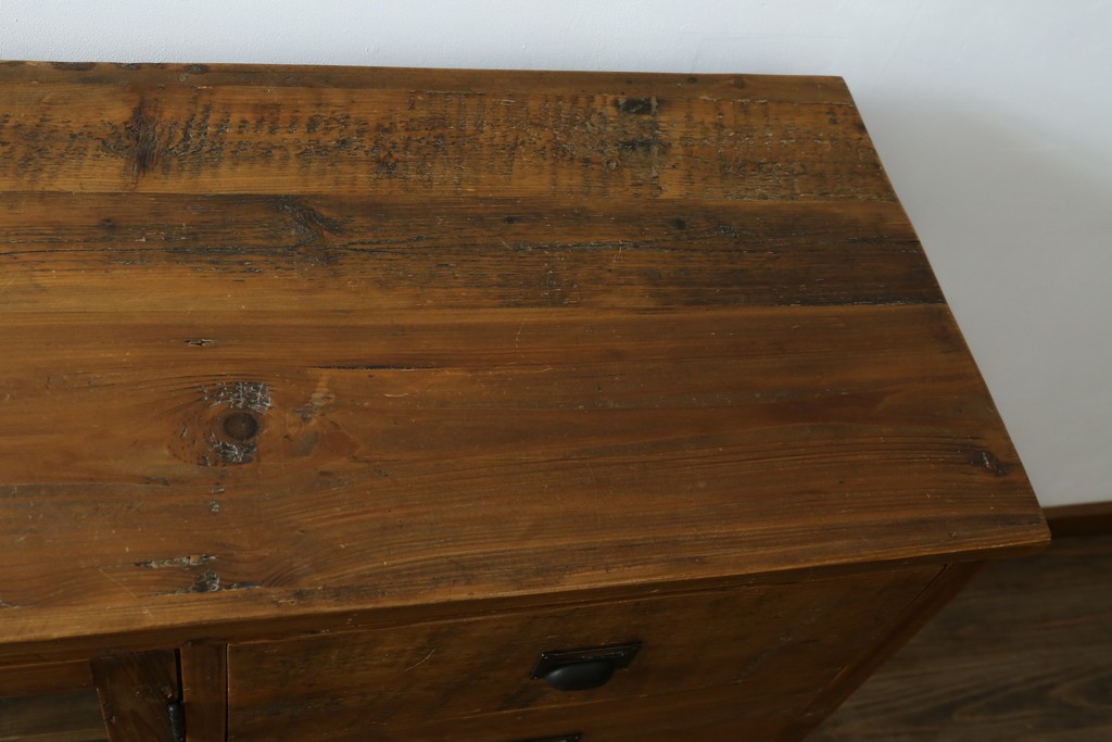 中古　美品　CRASH GATE(クラッシュゲート)取り扱い　Knot antiques(ノットアンティークス)　スギ材　古材の素材感がおしゃれなガラス扉のサイドボード　(R-085770)