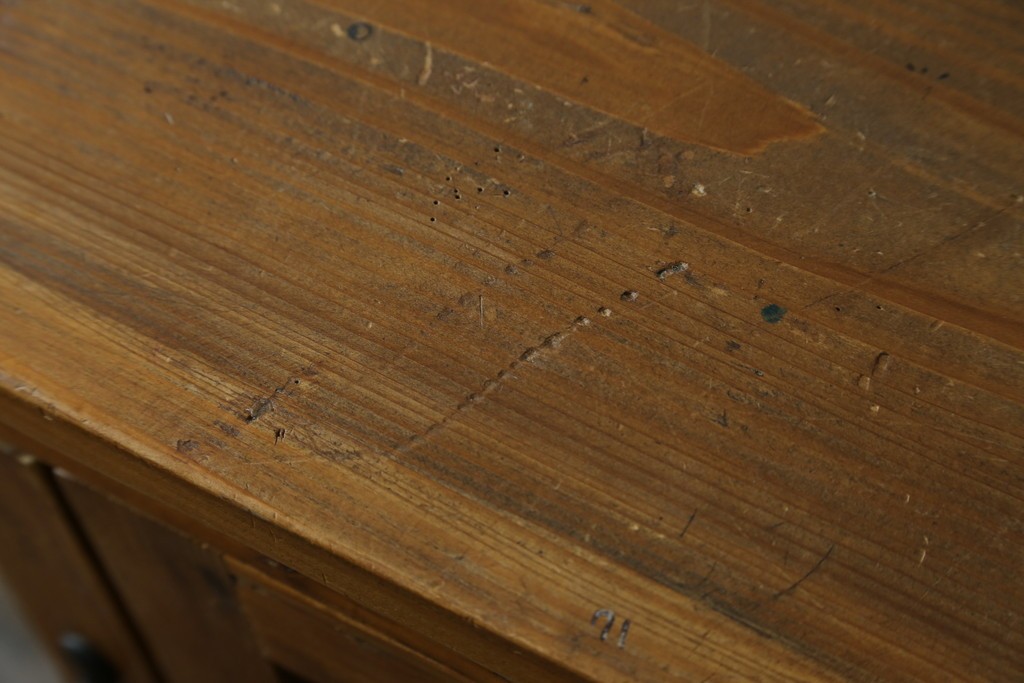 中古　美品　CRASH GATE(クラッシュゲート)取り扱い　Knot antiques(ノットアンティークス)　スギ材　古材の素材感がおしゃれなガラス扉のサイドボード　(R-085770)